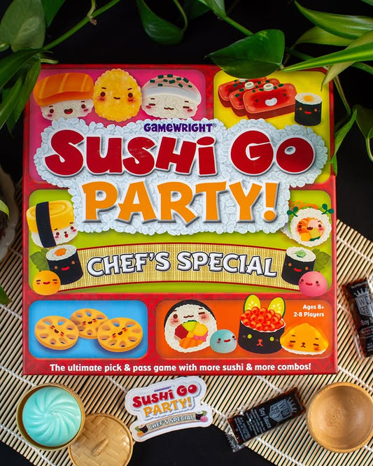 Hộp Sushi Go Party! Chef’s Special với minh họa các món sushi trên nền bàn tre